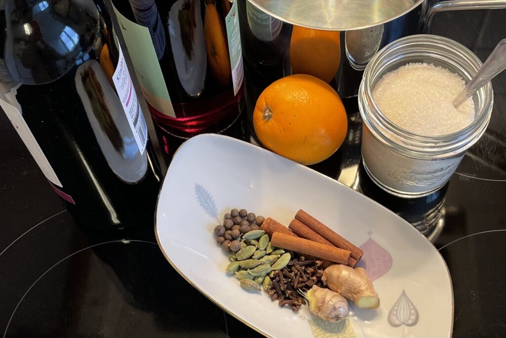 krydderier appelsin sukker vin og portvin foran kasserolle på komfur