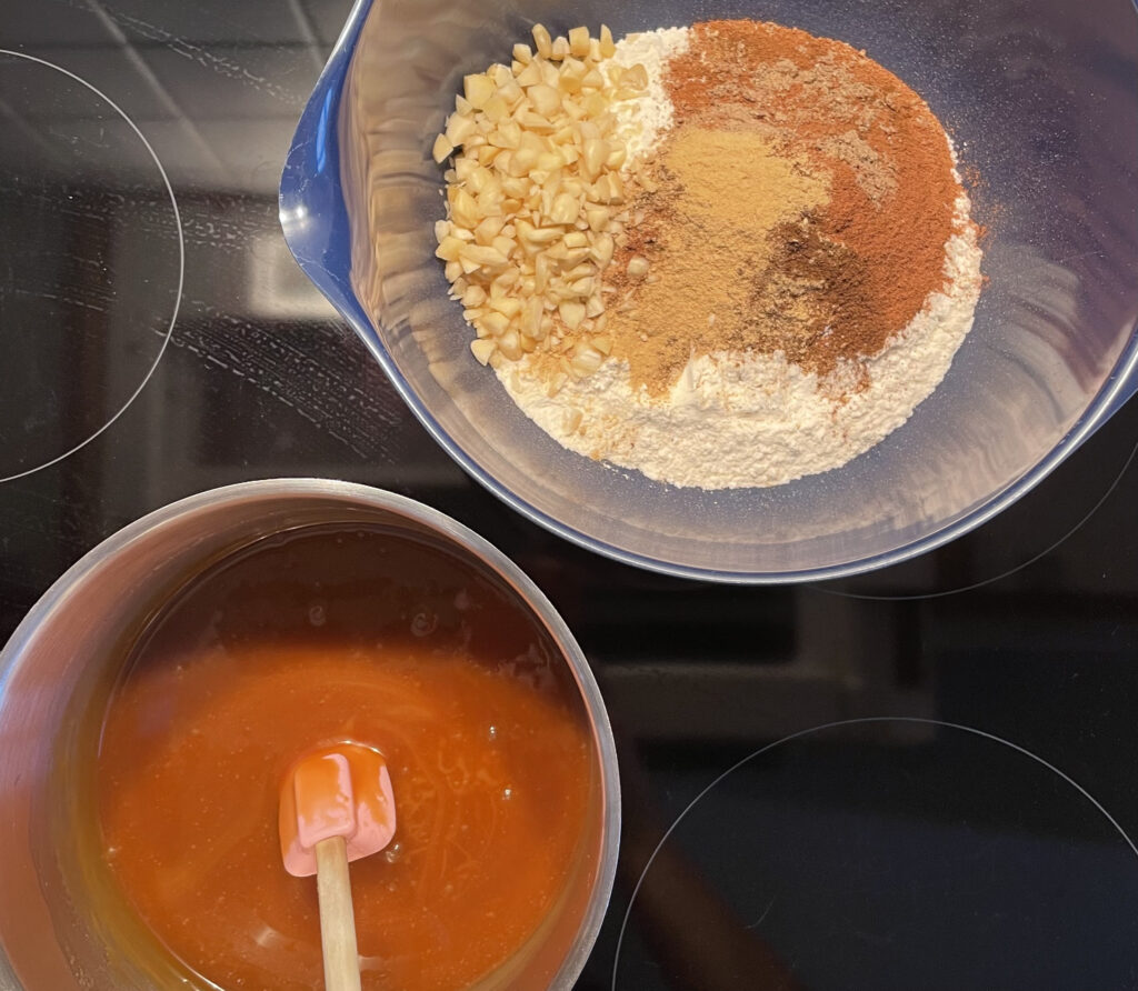 en gryde med karamel og en skål med mel og krydderier og mandler